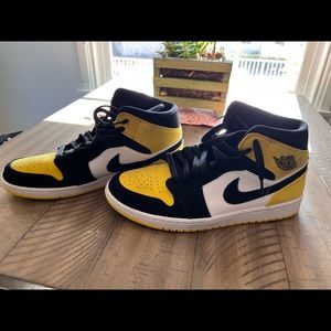 Jordan 1 mid se “Yellow Toe”